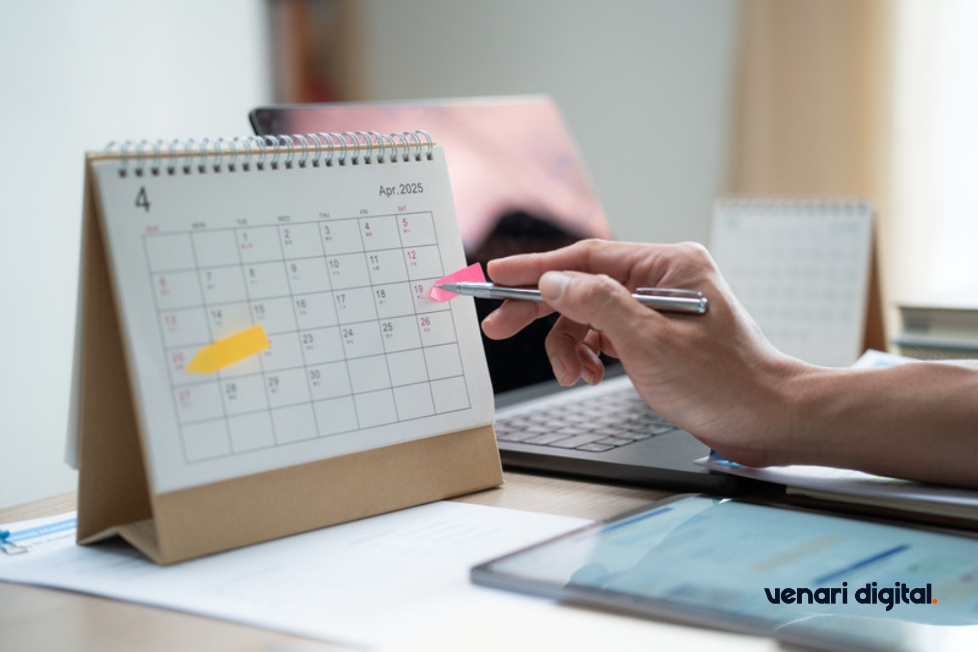 Marking dates on a desk calendar